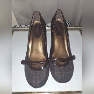 Y Not? Kitten Heel Plaid Brown and Gold Mary Jane Heels Size 8 Office Careerwear